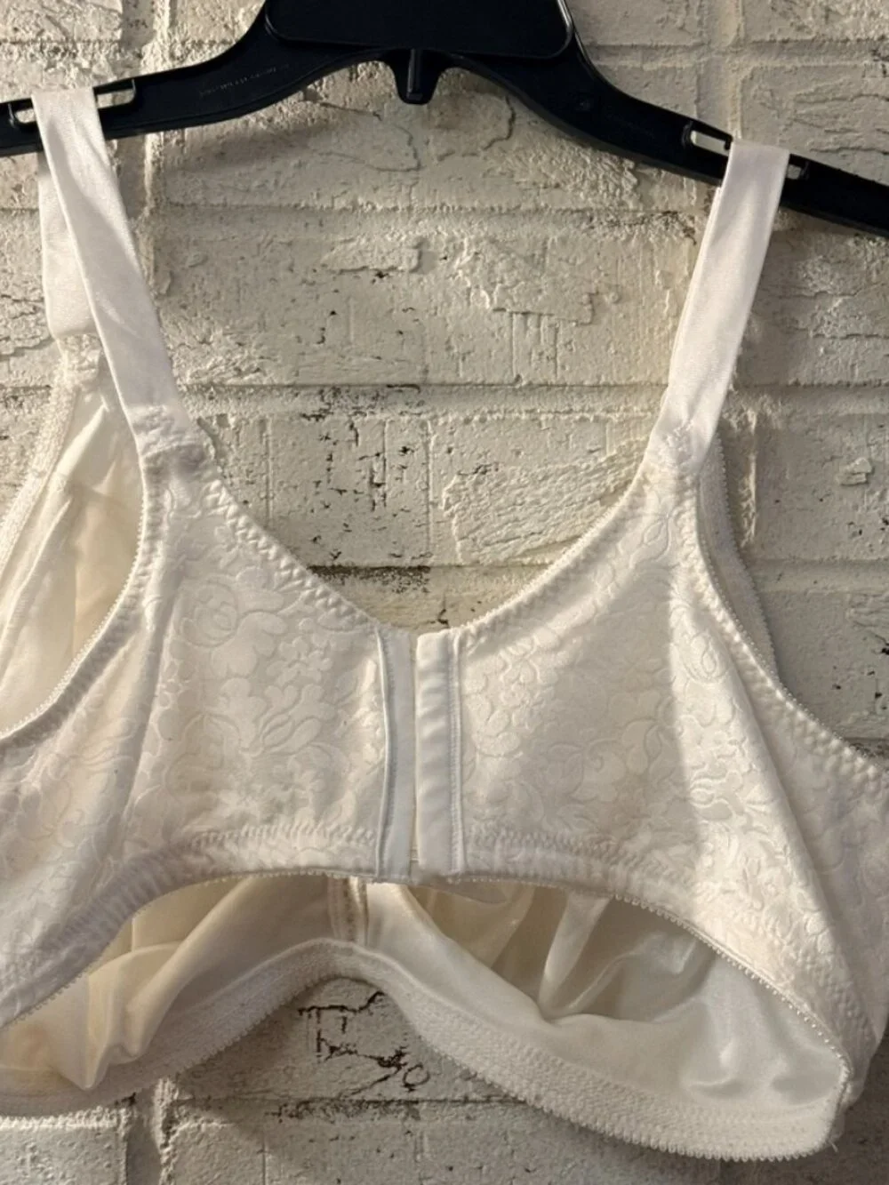 Bali 44D White Wireless Full Coverage Comfort Bra Floral Jacquard Support